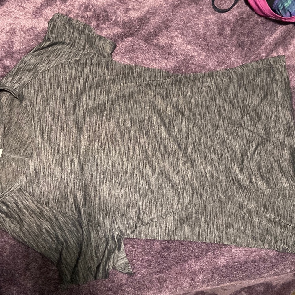 Lululemon Tee!Size 2-4,doesn’t have the size, but it fits perfect on me(size 2)